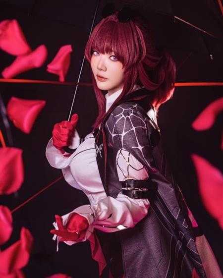 COSPLAY图赏：大马正妹COS《星铁》卡夫卡 内衣御姐成熟好身材